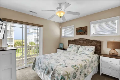Linens included - Amazing Views, Steps to Beach, Elevator and Fenced Yard