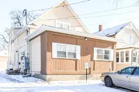 Stylish Downtown Fargo 2 Bedroom, Steps from Sanford