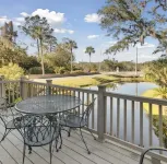 Cozy Island Escape! St. Simons Townhome- Feed the turtles from your Balcony