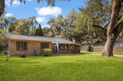 Pet friendly 5 mins to beach & Parris Island Hotels near Marine Corps Exchange
