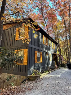 Experience “Splendor in The Mountains” 3 levels,5 bedrooms ,3.5 bath Sleeps 17!