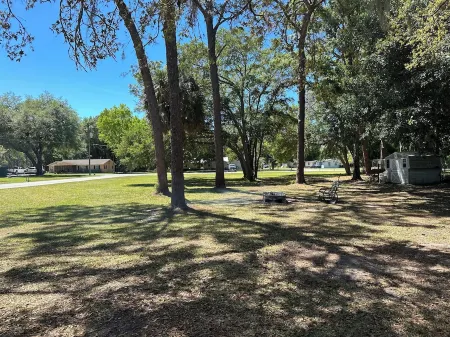 Charming 2-bedroom house with WiFi, AC in enchanting Homosassa Отели рядом с достопримечательностью «Get Up and Go Kayaking - The Chaz»