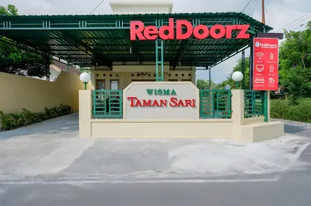 RedDoorz Near Stadion 45 Karanganyar Отели в г. Sragen Regency