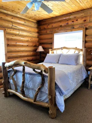 Red Rock Ranch Log Cabin: Large, Fully Furnished, 5 Bdr, sleeps 12, 3 levels