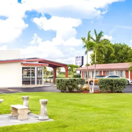 Econo Lodge Inn & Suites