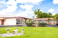 Econo Lodge Inn & Suites فنادق في هومستيد