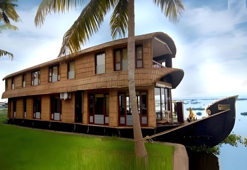 Grand Nirvana Jacuzzi Super Luxury Premium HouseboatOver view