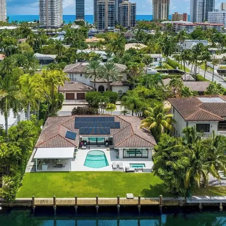 Sunset 4BR Waterfront Villa in Golden Isles w/ Heated Pool & Spa Отели в г. Халландейл Бич