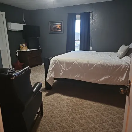 The Woods and Willow Room. 1 queen bed ..cot can be added and private bathroom