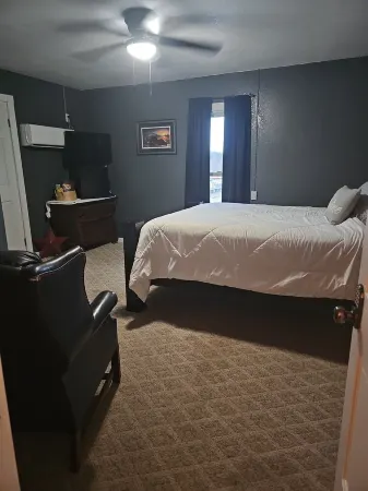 The Woods and Willow Room. 1 queen bed ..cot can be added and private bathroom