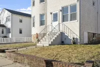Luxurious 2 BD next to UMass sleep up to 8 with Gym