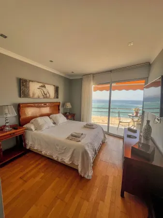 Cozy Seafront Apartment in Las Canteras with Ocean Views