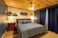 Lake Escape w/ Hot Tub + Guesthouse