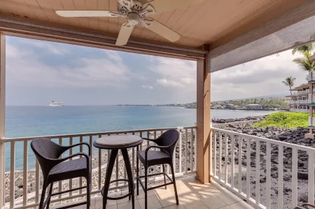 Amazing Direct Ocean Front Condo - Beautiful Sunsets, watch dolphins and whales Отели рядом с достопримечательностью «Hulihe'e Palace»