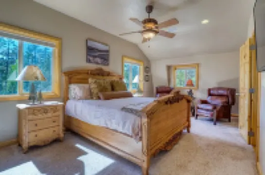 Mountain retreat in Duck Creek. Prime location.