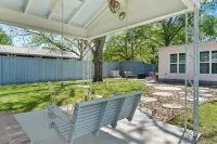 New!  LaMoyne's Place - Charming 2-bedroom cottage in the B&B capitol of Texas