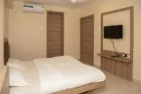 sunshine lodge Hotels near Poonawala Garden