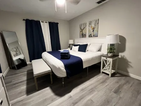 Cozy in Clearwater - A Quiet 4 Bedroom Home Minutes to the Beach. Отели рядом с достопримечательностью «Парк Лейк Вилла»