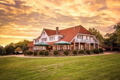 KRUGERS Gutsstube Hotels in der Nähe von Burg Falkenberg