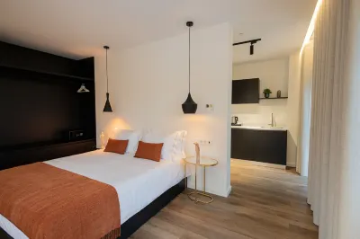 Watts House Hotels in Tourais