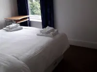 Grand 4-Bed Quasi Semi House in Manchester Hotels in Trafford