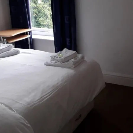Grand 4-Bed Quasi Semi House in Manchester