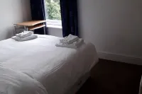 Grand 4-Bed Quasi Semi House in Manchester Hotel di Sale
