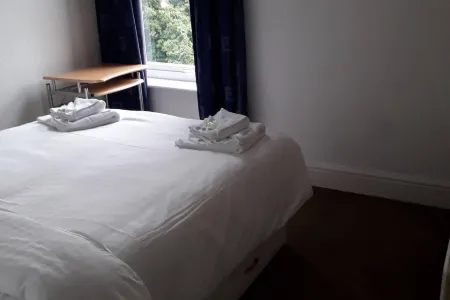 Grand 4-Bed Quasi Semi House in Manchester