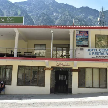 Hotel Cedar Inn