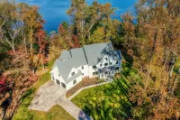 Welcoming Waterfront Luxury Estate for Family, Friends, and Pets in Annapolis  호텔