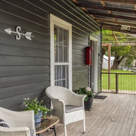 Historic country cottage on beautiful estate minutes from Bowral and Mittagong