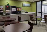 Super 8 by Wyndham Aurora/Naperville Area - breakfast