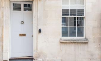 Central Georgian Townhouse with Free Parking