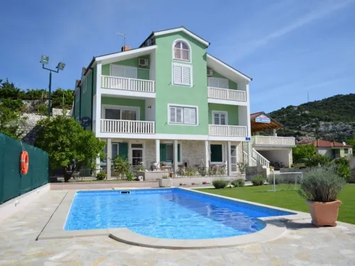Villa with with 5 Apartments in Peracko Blato