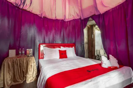 RedDoorz @ Apache Camp Отели в г. Wonosalam