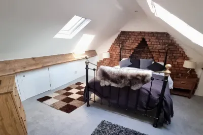 Modern 4-Bedroom Townhouse with Private Garden Hotels in Pontymoile