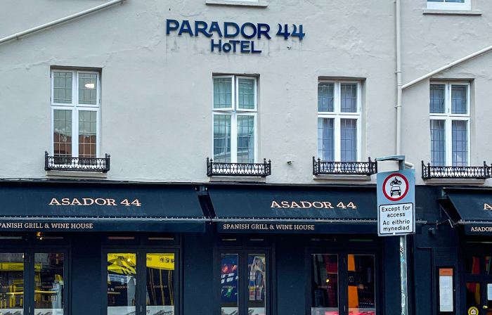 Parador 44