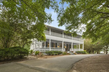 Liberty Hall Bed and Breakfast Отели в г. Андерсон