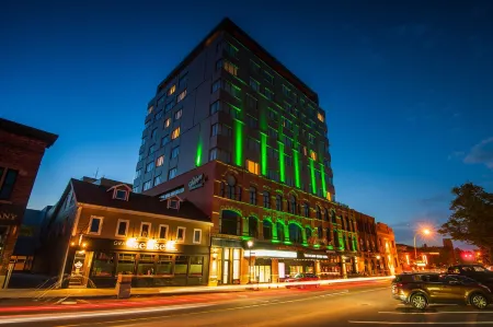 The Holman Grand Hotel Отели рядом с достопримечательностью «Confederation Centre of the Arts»