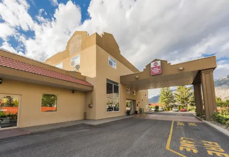 Best Western Plus Sunrise Inn Отели рядом с достопримечательностью «NK'MIP Cellars»