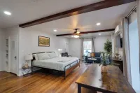 Cozy Home in Arlington Heights Close to TCU and Dickeys Arena