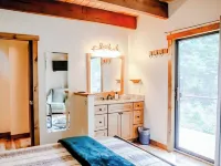 Cozy mountain retreat minutes from Downtown Ouray! Hotéis em Ouray County
