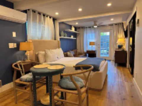 SIESTA KEY, BLUE ROMANTIC DREAM! 100 FEET TO THE  BEACH!