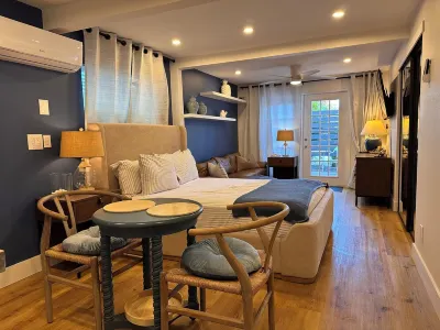 SIESTA KEY, BLUE ROMANTIC DREAM! 100 FEET TO THE  BEACH! Hotels near Lawrence Chip Beach