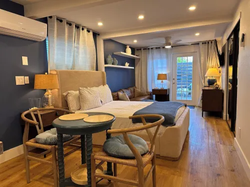SIESTA KEY, BLUE ROMANTIC DREAM! 100 FEET TO THE  BEACH!