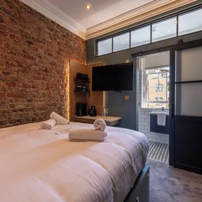 The Crown Pub & Guesthouse Hotels near Walthamstow