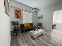 Lovely Cozy Retreat - Parking, Wifi, Smart TV, Washer&Dryer