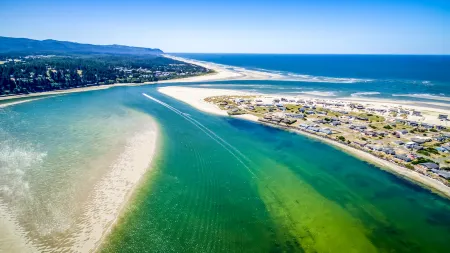 Breathtaking Bay Views and Game Room - Elegant Coastal Haven Отели в г. Уолдпорт