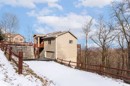 Stunning Long-Range Views and Game Room - Spacious Mountain Retreat Отели в г. Бич Маунтин