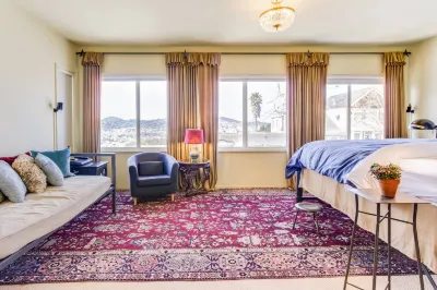 Spacious Open-Plan Living Space and Large Outside Deck - Elegant Retreat Hotels in Mission District